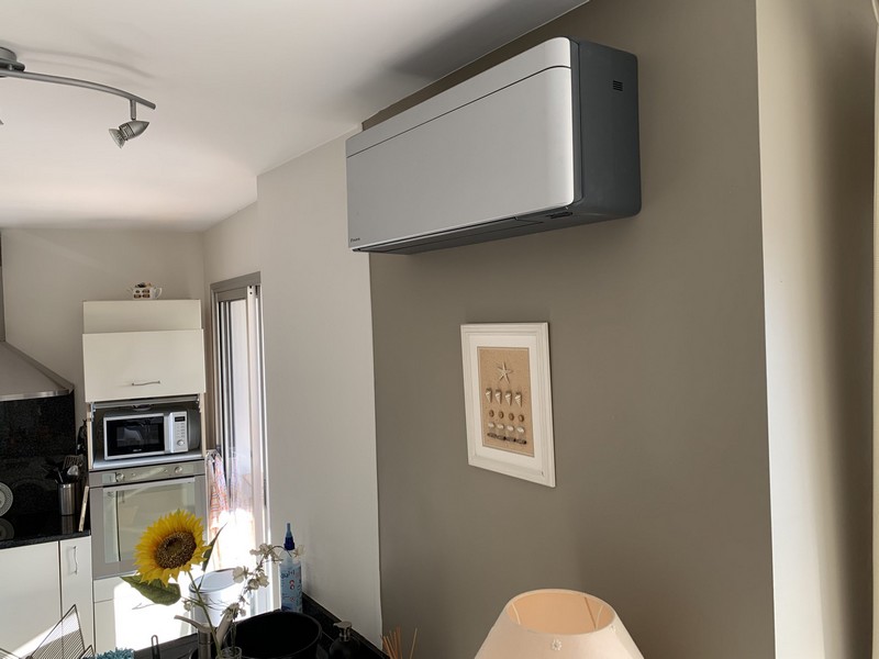 Climatisation murale Daikin Stylish installée par un installateur du réseau Soluo