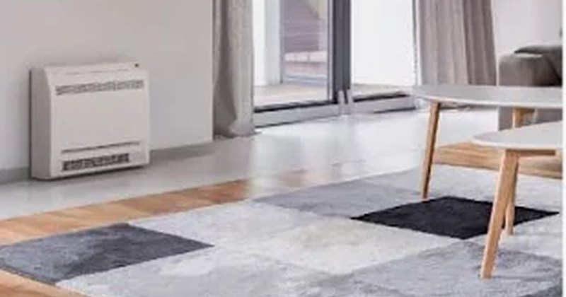 Console de climatisation posée en bas de mur dans un séjour