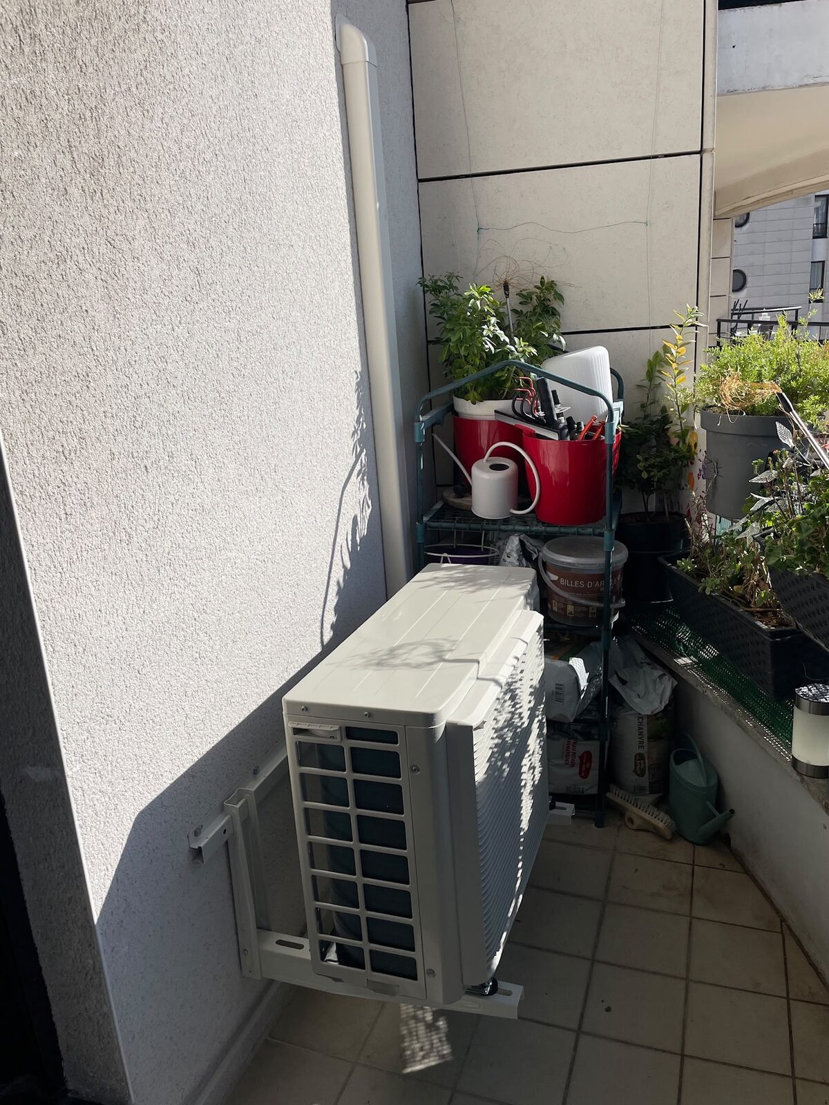 Installation de climatisation sur le balcon d'un appartement en copropriété